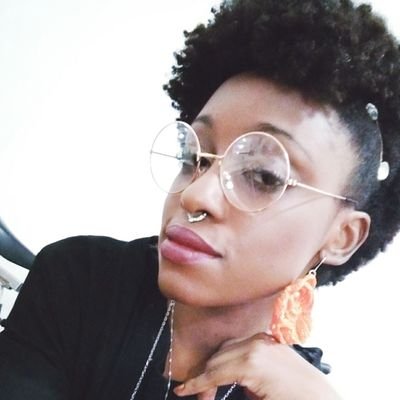 Pesquisadora na área de linguística e educação, escritora amadora, nerd e gamer