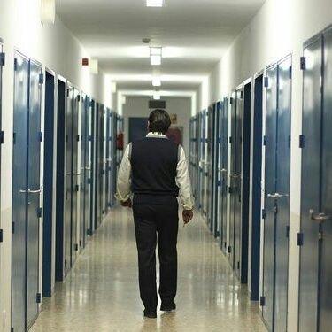 Funcionario de prisiones, buscando dignidad a mi trabajo.
Tu seguridad esta en mis manos,
Mi dignidad en las tuyas.