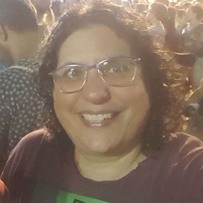 קיבוצניקית; סבתא; בהלם ממדינת ישראל, אוהדת מכבי נתניה ומסי.