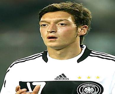 I play soccer for the Park United girls soccer club, Im a huge fan of Germany and I Love Mesut Özil!!!