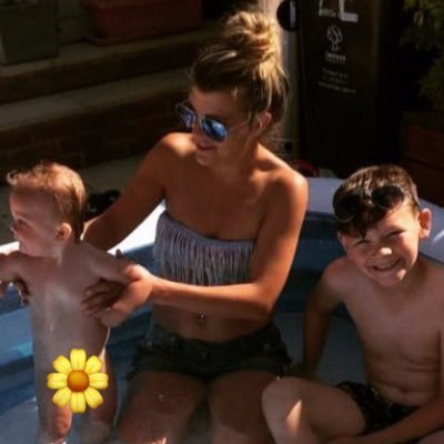 AmyDean121's profile picture. 