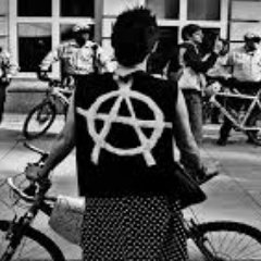 Dolor de bolas para los automovilistas (sobre todo quien maneja con el celular en la mano), ácrata, libertario y si te pones al pedo, hasta en tu madre te doy..