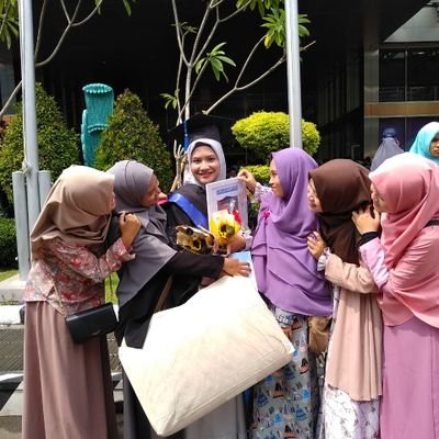 adindadear's profile picture. Hamba Allah
Umat Rasulullah Muhammad SAW
Istri T Dzikri Alvi Muflihun
yang lagi belajar sabar
👷‍♀