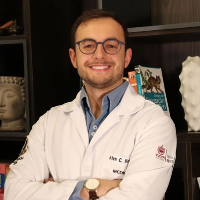 Médico formado pela PUC-PR. Residente de Oftalmologia do 3º ano no Banco de Olhos de Sorocaba (BOS-SP).