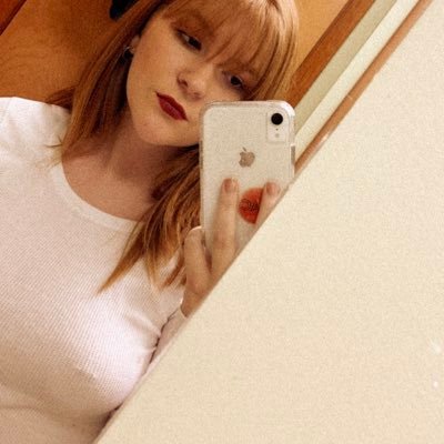 wwomxn's profile picture. eyes are wide like cherry pies