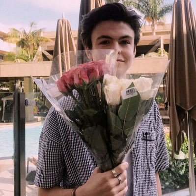 cliffordiamoci's profile picture. We're just two ghosts swimming in a glass half empty. 17.11.18✨