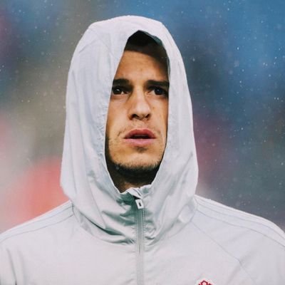 Wahag_24's profile picture. هلال ٌفي العريجا بات عشـقا ً = على أنغامه يحلو الوصال ُ💙