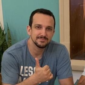 Desenvolvedor Web, sócio majoritário da A9 Design..kkk...e pai do Pedrinho