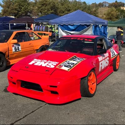 名阪スポーツランドで、ドリフトしてます(^^) 赤い180sxと、ノーマルタービンのパステルラベンダーs13、2台を交互に乗りながら遊んでます。