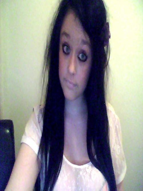Danielle Nicole Ward
Black Hair Green Eyes
Lives In Harrogate
Loves Shopping, Going Out && Gettin Smashed
Follow Me ;) xx