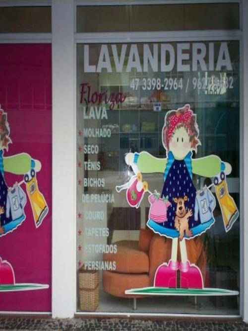 Trabalhamos com lavagem úmido, molhado, bichos de pelúcia, sofás, limpeza de persianas, tapetes,tenis, roupas em geral.Temos levaetraz! 47-33982964/96275682