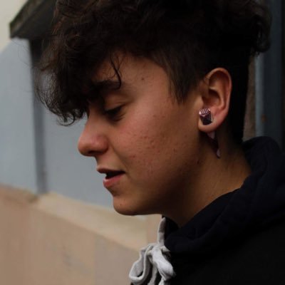 19 // Beatboxer // Rappeur // FtM // Éclairez moi par la plus belle des lumières mais ça comblera pas l’absence. 🌚