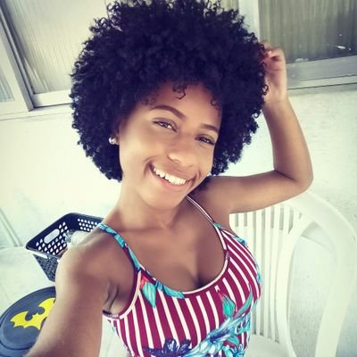 - E de todos os sorrisos do mundo , ela considera o dela mais importante . E de todos amores , o próprio , o mais verdadeiro.♥☪