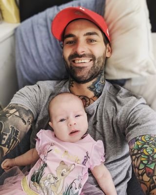 Family man👶. No bullshit kinda guy👊. oh yea and I was on tele doing that married at first sight show once upon a time🙈 Veteran🔫