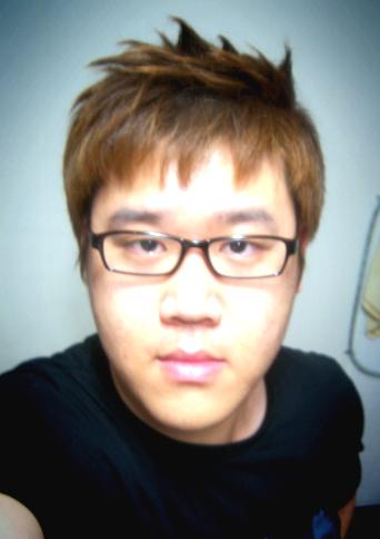 makyecji's profile picture. 트위터와 페이스북이 뭔지도 모르고 살아온 스마트폰과는 거리가 먼 영감님