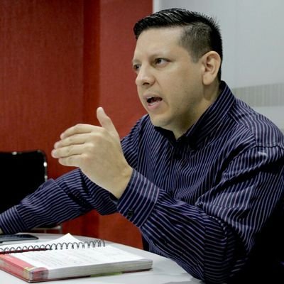 Periodista UCV. Especialista en Opinión Pública-Comunicación Política USB. De izquierda. Productor de Eventos. Papá y Magallanero.