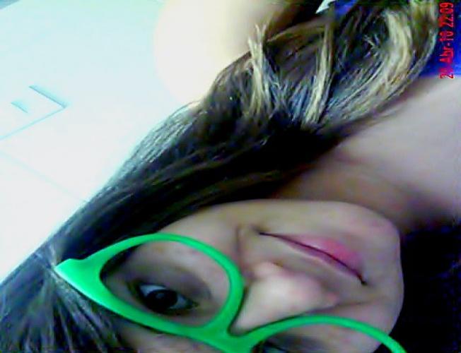 Sou chata, feia, besta e adoro falar sozinha, um beijo (: