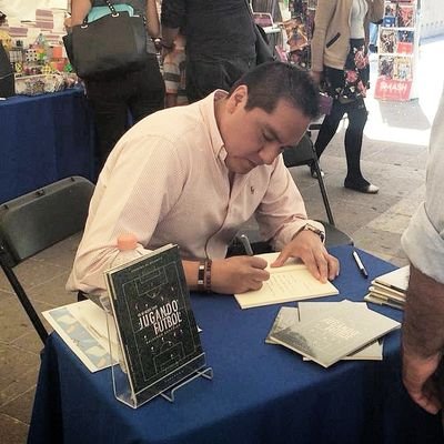 Letras y balones // Querétaro //

Autor de los libros: 
En mi mente sigo jugando futbol - Cuentos de balompié. Y,  Juego Profundo - Año 1