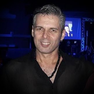Dançarino, professor, coreógrafo, produtor e pesquisador, especializado em salsa e ritmos caribenhos.
Amante das artes, da vida e das pessoas.