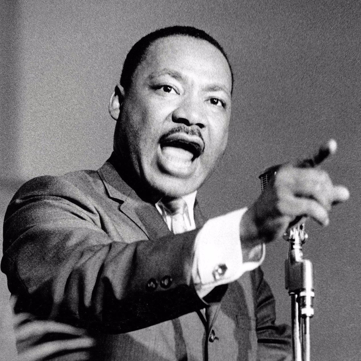 Celui qui accepte le mal sans lutter contre lui coopère avec lui.
Martin Luther king