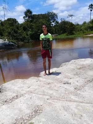 Sou uma pessoa que apesar de tudo,sempre tento ver o positivo da vida. Por que eu sei que se um dia eu me importa com o tal do resto eu serei totalmente infeliz
