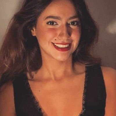 أنا عدوة الصوت والضوء ، دايماً موبايلي Silent وال Brightness أقل ما يكون. 💅