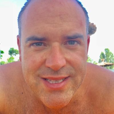 Bancario y Asesor Financiero, Cofrade por la gracia de Dios, amante del Deporte y de la verdad en cualquier ámbito de la vida, mis dos tesoros mi Hijo, mi Mujer