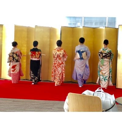 今年で創部60年になる実践女子大学公認サークルです!毎週土曜日に渋谷キャンパスで活動をしています🐰
着物や伝統文化に興味のある方、私達と一緒に踊ってみませんか☺️
着物でのお出かけやお花見などのイベントも🎶
舞踊会動画↓
https://t.co/vfxSHYaI3q