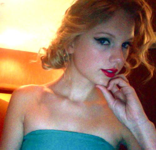 Hey this is NOT taylor swift... BUT you can retweet my tweets to freak your friends out into thinking it's her! FOLLOW ME!