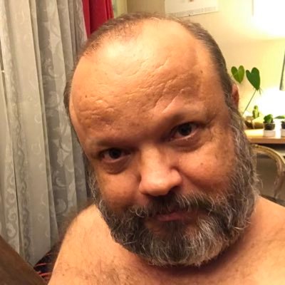 Je suis petit enfin nain d'1m37 mais pas con et bonne queue