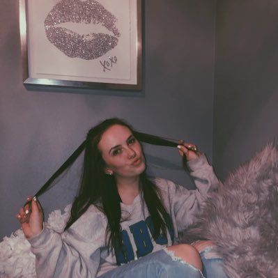 madielkinton_'s profile picture. ths ‘21🦋