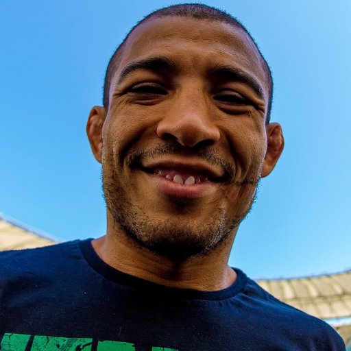 Admirer of Brazilian UFC fans taking selfies on Twitter.