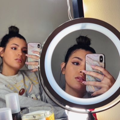 kikipalmtree_'s profile picture. travel light •