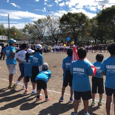 高崎市・西毛地区の小学生を中心に活動しています。 土曜日 日曜日の8時〜12時榛名町のテニスコートで練習しています。 部員随時募集していますので遠慮なくDM ください。 榛名町の御好意でコートはいつでも借りれる恵まれた環境で一緒に練習しましょう🎾