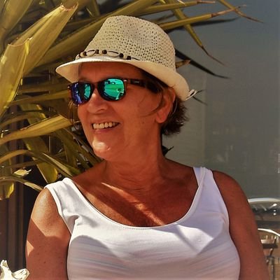 moeder/oma. Bestuur SVURK, damescommissie voetbal, fractie Gemeentebelangenurk, hobbyfotograaf (sport) positief en doorzetter en maatschappelijk betrokken.