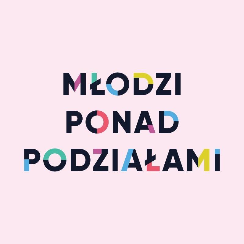 Jesteśmy grupą młodzieży, która walczy z brakiem szacunku oraz nienawiścią do drugiego człowieka. Zorganizowaliśmy młodzieżowy Marsz Ponad Podziałami.