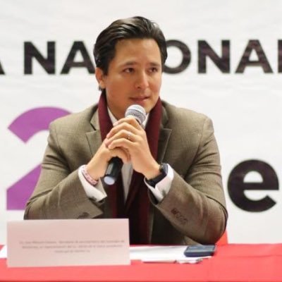 Abogado. Ganadero. Servidor de los demás. LLM en Georgetown, Master en Admin Pública Sciences Po en París, Master en Políticas Públicas NUS en Singapur.