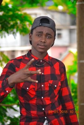 la_rnet's profile picture. @Hornetlapeuf
Du sale c'est ça l'idée khey...🔥premier album #DanslesYeux disponible ⬇