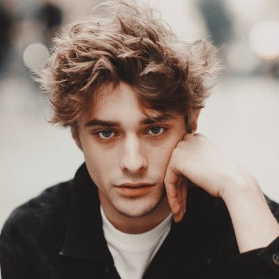 polin0chkaa's profile picture. • эта пластинка играет для н а с с тобой  • #skamfrance
