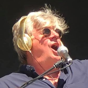 Mental As Anything sings and plays keyboard and harmonica