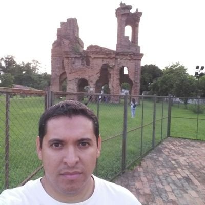 Un tipo normal, ProFamilia, de pasar ratos con los amigos, con mi esposa y mis hijos.Pierdo tiempo viendo películas y series. Antes cerrista que paraguayo.