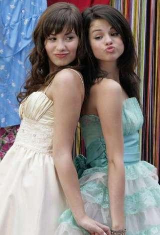amo la musica!♥y soy muy fanatica de los jonas,demi,sel,miley etc ☺,ok este es mi twitter!!