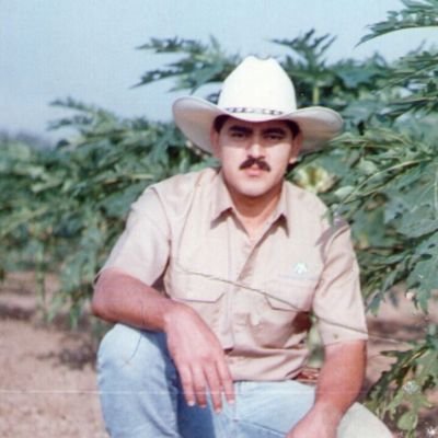 Ingeniero Agrónomo por vocación y pasión.  
 Cultivamos papayas, tomates, sandías, etc.
 Orgullosamente originario de Tapachula, Chiapas, México.