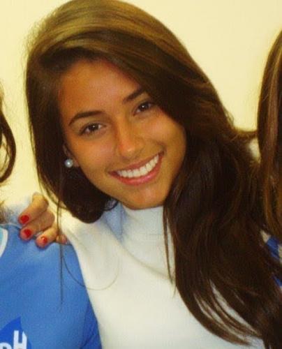 15 anos, modelo, atriz, simpática, respondo todo mundo e sigo quem me segue! Beijos meus amores!