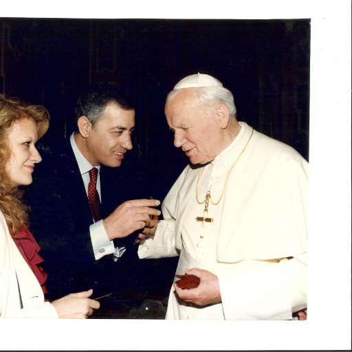 Periodista.
EWTN Televisión,EE.UU. Ámbito Financiero,Telefé, Expansión, Época, exDirector Radio Cultura, La Nación.Casado con Marta,12 hijos