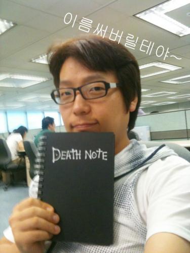 자바,아이폰 개발. 아이패드2 샀다! 오두막3 샀다!  차차당 28호, 바카스당 28호,  영화,보드,게임,책상어지럽히기 좋아!  사람의 머리는 창의적인 일을 하기 위해서다! 일단 즐겁게 놀자.  언제부턴가 배고프면 기분이 나빠진다.노맞팔 블락미~. 데쓰노트 소유자