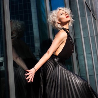 VikkiBussell's profile picture. Dances & prances around for a living!