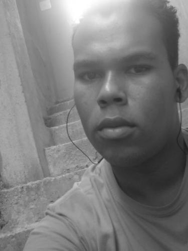 sou uma pessoa muito feliz adoro fazer novos amigos me segue