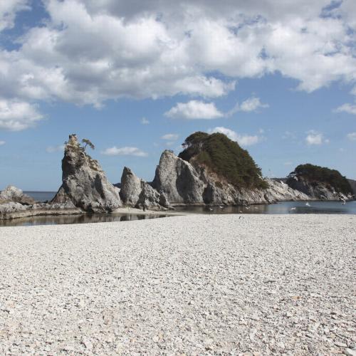 岩手（久慈・陸前高田）、東京、奄美大島、沖縄（浦添・石垣島）にまたがる弁護士法人空と海の所長。 弁護士過疎地に展開するために事務所を作りました。 渋谷で弁護士をしています。元宮古ひまわり基金法律事務所所長。第二東京弁護士会所属。