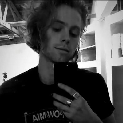 DeadlyLcve's profile picture. Hi I’m Luke. I’m in a band. ||single||Bisexual||switch(depends what mood I am in but I am mostly sub)